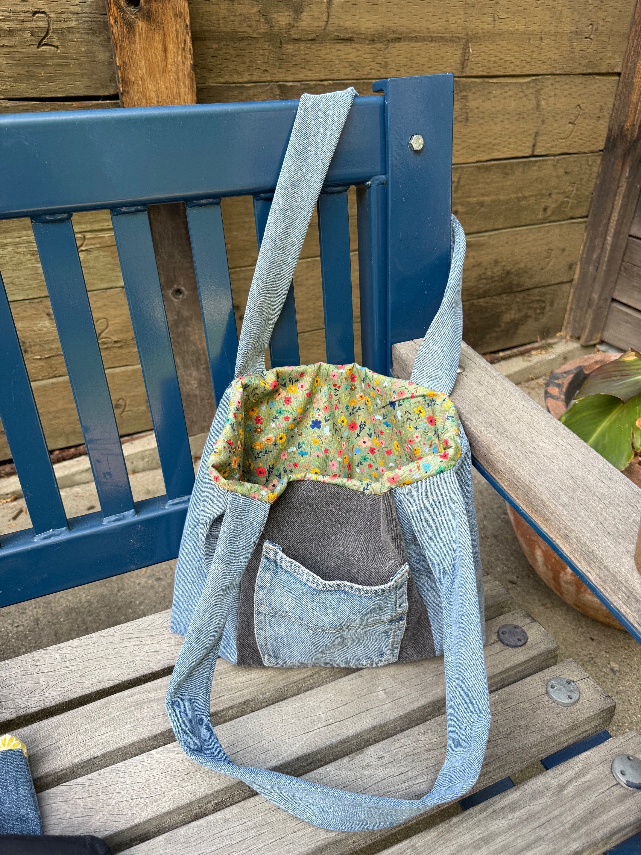 Denim bag with flower pattern lining